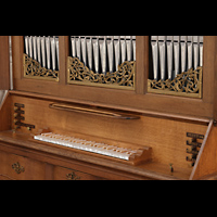 Gouda, Sint Janskerk - Grote Kerk, Manualtasten aus Perlmutt an der Kabinettorgel