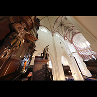 Groningen, Akerk, Orgel mit Spieltisch und Blick bers Rckpositiv in die Kirche