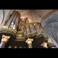 Groningen, Martinikerk, Hauptorgel mit 32'-Pedalturm seitlich perspektivisch (beleuchtet)