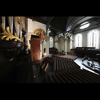 Groningen, Nieuwe Kerk, Seitlicher Blick auf Orgel mit Spieltisch und Rckpositiv