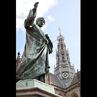 Statue von Laurens Janszoon Coster und Vierungsturm der Bavokerk Haarlem, Sint Bavokerk, Statue von Laurens Janszoon Coster und Vierungsturm der Bavokerk