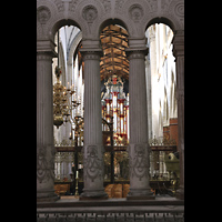 Blick durch die Säulen des hinteren Chorabschlusses auf die Hauptorgel Haarlem, Sint Bavokerk, Blick durch die Säulen des hinteren Chorabschlusses auf die Hauptorgel
