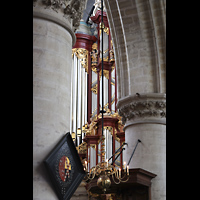 Blick durch die Säulen des nördlichen Seitenschiffs auf die Hauptorgel Haarlem, Sint Bavokerk, Blick durch die Säulen des nördlichen Seitenschiffs auf die Hauptorgel