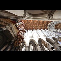 Blick vom südlichen Seitenschiff ins Gewölbe und zur Hauptorgel Haarlem, Sint Bavokerk, Blick vom südlichen Seitenschiff ins Gewölbe und zur Hauptorgel