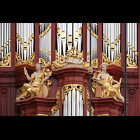 Figurenschmuck auf dem Rückpoisitiv und Prospektdetail des Hauptwerks Haarlem, Sint Bavokerk, Figurenschmuck auf dem Rückpoisitiv und Prospektdetail des Hauptwerks