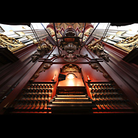 Spieltisch und Blick nach oben auf den Orgelprospekt Haarlem, Sint Bavokerk, Spieltisch und Blick nach oben auf den Orgelprospekt