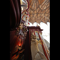 Seitlicher Blick vom Rückpositiv ins Gewölbe und auf den linken 32'-Pedalturm Haarlem, Sint Bavokerk, Seitlicher Blick vom Rückpositiv ins Gewölbe und auf den linken 32'-Pedalturm