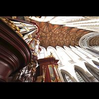 Seitlicher Blick vom Rückpositiv ins Gewölbe und auf den linken 32'-Pedalturm Haarlem, Sint Bavokerk, Seitlicher Blick vom Rückpositiv ins Gewölbe und auf den linken 32'-Pedalturm