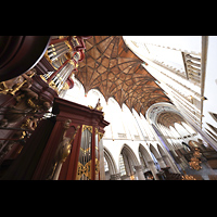 Seitlicher Blick vom Rückpositiv ins Gewölbe und auf den linken 32'-Pedalturm Haarlem, Sint Bavokerk, Seitlicher Blick vom Rückpositiv ins Gewölbe und auf den linken 32'-Pedalturm