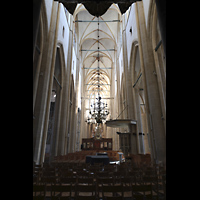 Kampen, Sint Nicolas Bovenkerk, Hauptschiff in Richtung Chor - oben die Ornamente des Rckpositivs