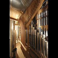 Leiden, Pieterskerk, Hauptwerkspfeifen, Wellenbrett und Mechanik mit Abstrakten zum Oberwerk