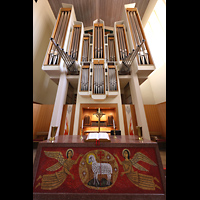 Claremont, United Church of Christ, Blick ber den Altar auf die Orgel