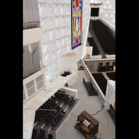 Garden Grove, Christ Cathedral ('Crystal Cathedral'), Blick von der Spitze des West Towers zur Gospel Organ und auf den Spieltisch