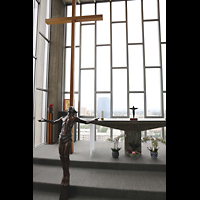 Garden Grove, Christ Cathedral ('Crystal Cathedral'), Altar und Kreuz mir davorstehendem auferstandenen Christus