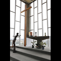 Garden Grove, Christ Cathedral ('Crystal Cathedral'), Altar und Kreuz mir davorstehendem auferstandenen Christus