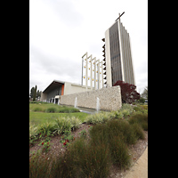Garden Grove, Christ Cathedral ('Crystal Cathedral'), Tower of Hope und Glockenspiel, im Vordergrund das Arboretum