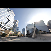 Los Angeles, Walt Disney Concert Hall, Ansicht von der Grand Ave Ecke West 1st Street; vorne: City National Bank und Aecom Building