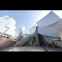 Los Angeles, Walt Disney Concert Hall, Ansicht von Norden, links die Hotels Conrad und The Grand by Gehry