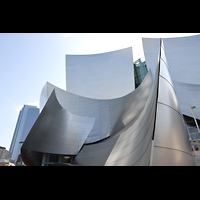 Los Angeles, Walt Disney Concert Hall, Geschwungene Fassade aus polierten Stahlplatten