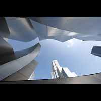 Los Angeles, Walt Disney Concert Hall, Blick entlang der geschwungenen Fassade nach oben
