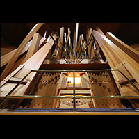Los Angeles, Walt Disney Concert Hall, Orgel mit Spieltisch und gebogenen Prospektpfeifen des Violon 32'