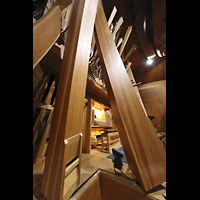 Los Angeles, Walt Disney Concert Hall, Blick durch die gebogenen Prospektpfeifen des Violon 32' auf den Spieltisch