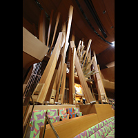 Los Angeles, Walt Disney Concert Hall, Blick durch die gebogenen Prospektpfeifen des Violon 32' auf den Spieltisch