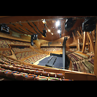 Los Angeles, Walt Disney Concert Hall, Blick von der Orgel in den Saal - unten eine Installation der Gruppe 'Kraftwerk'