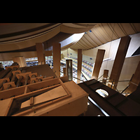 Los Angeles, Walt Disney Concert Hall, Blick vom Dach der Orgel mit Llamada-Pfeifen in die Halle