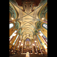 Salt Lake City, Cathedral of the Madeleine, Blick ins Gewlbe und zum Altarraum mit Chamaden des Rckpositivs