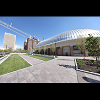 Salt Lake City, Mormon Tabernacle, Ansicht von Nordwesten - dahinter (eingerstet) der Tempel, links das Verwaltungsgebude