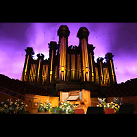 Salt Lake City, Mormon Tabernacle, Orgel mit Spieltisch und Chorbhne mit Effektbeleuchtung
