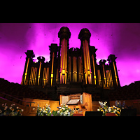 Salt Lake City, Mormon Tabernacle, Orgel mit Spieltisch und Chorbhne mit Effektbeleuchtung