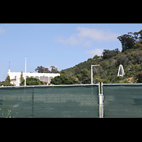 San Diego, First United Methodist Church, Ansicht mit Glockenturm von Westen vom Camino del Rio South