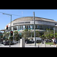 San Francisco, Louise M. Davies Symphony Hall, Ansicht von Nordosten von der Van Ness Ave