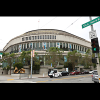 San Francisco, Louise M. Davies Symphony Hall, Ansicht von Nordosten von der Kreuzung Van Ness Ave / Grove Street