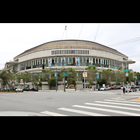 San Francisco, Louise M. Davies Symphony Hall, Ansicht von Nordosten von der Kreuzung Van Ness Ave / Grove Street