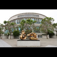 San Francisco, Louise M. Davies Symphony Hall, Bronze-Skulptur 'Large Four Piece Reclining Figure' von Henry Moore (1973)