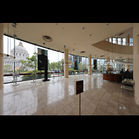 San Francisco, Louise M. Davies Symphony Hall, Foyer mit Blick auf das Kapitol