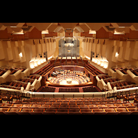 San Francisco, Louise M. Davies Symphony Hall, Blick von den obersten Rngen auf die Orchesterbhne und zur Orgel
