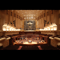 San Francisco, Louise M. Davies Symphony Hall, Blick von den unteren Rngen auf die Orchesterbhne und zur Orgel