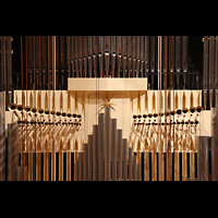 San Francisco, Louise M. Davies Symphony Hall, Horizontalpfeifen der Trompette Heroique und Zimbelstern in der Mitte