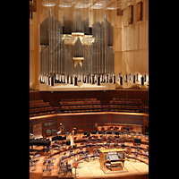 San Francisco, Louise M. Davies Symphony Hall, Seitlicher Blick zur Orgel und auf die Orchesterbhne mit Spieltisch