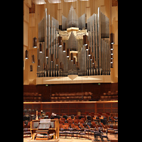 San Francisco, Louise M. Davies Symphony Hall, Seitlicher Blick auf die Orchesterbhne mit Spieltisch und Orgel