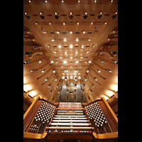 San Francisco, Louise M. Davies Symphony Hall, Spieltisch und Orgel mit Blick zur Decke