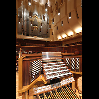 San Francisco, Louise M. Davies Symphony Hall, Spieltisch und Orgel seitlich