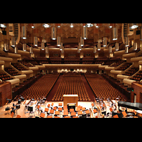 San Francisco, Louise M. Davies Symphony Hall, Blick von der Orgel auf die Orchesterbhne und in den Saal