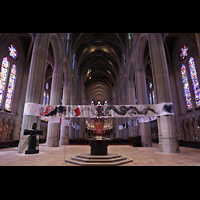 San Francisco, Grace Episcopal Cathedral, Innenraum in Richtung Chor mit installation '2000 Dragons' von Don Ed Hardy