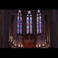 San Francisco, Grace Episcopal Cathedral, Bunte Glasfenster im Chorraum mit Gehusen der Haupt- und Bombarde-Orgel