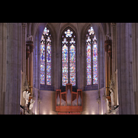 San Francisco, Grace Episcopal Cathedral, Bunte Glasfenster im Chorraum mit Gehusen der Haupt- und Bombarde-Orgel